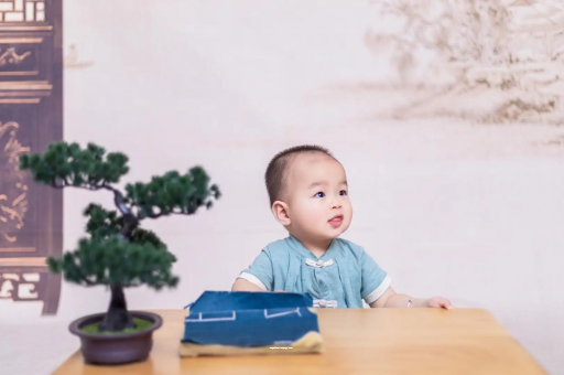 白银怀孕肚子中间凹两边凸