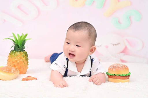 白银宝宝在妈妈肚子里